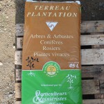 Fournitures pour plantation : tuteurs, paillages, terreau