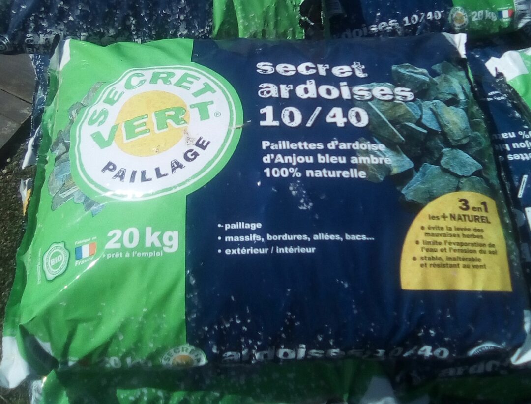1 bobina da 0,9 kg di filo con paillettes GP 89 EUR/kg Nm 5,2 irise rainbow sulla zona 100% poliestere